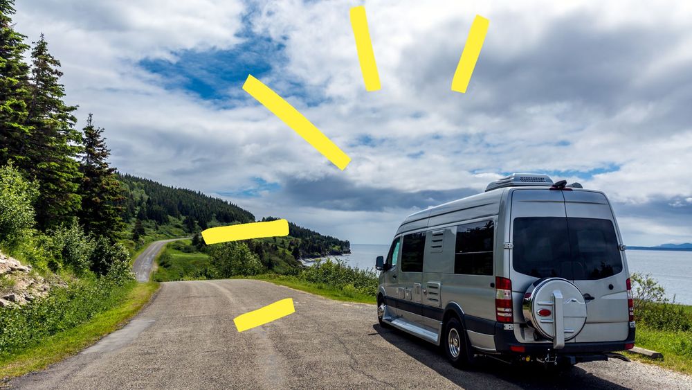 Ein Campervan campt wild an einer Straße am See in Deutschland. 