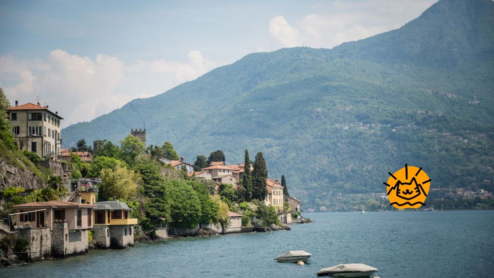 Seepanorama an einem italienischen See in Norditalien.